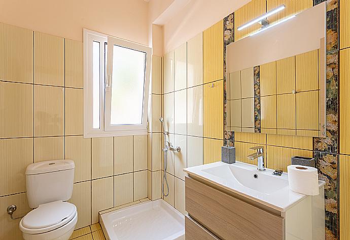 Family bathroom with shower . - Villa Georgia . (Galerie de photos) }}