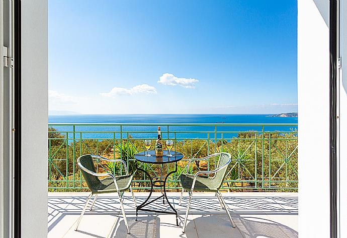 Upper terrace area with panoramic sea views . - Villa Eri . (Galerie de photos) }}