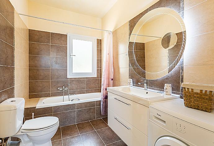 En suite bathroom with bath and shower . - Villa Eri . (Galleria fotografica) }}