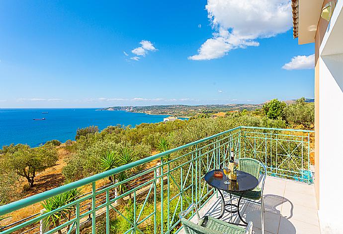 Upper terrace with panoramic sea views . - Villa Eri . (Fotogalerie) }}