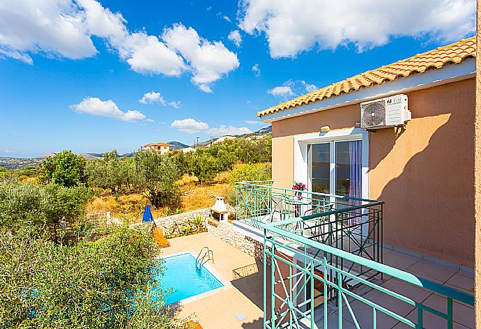 View from upper terrace . - Villa Eri . (Fotogalerie) }}