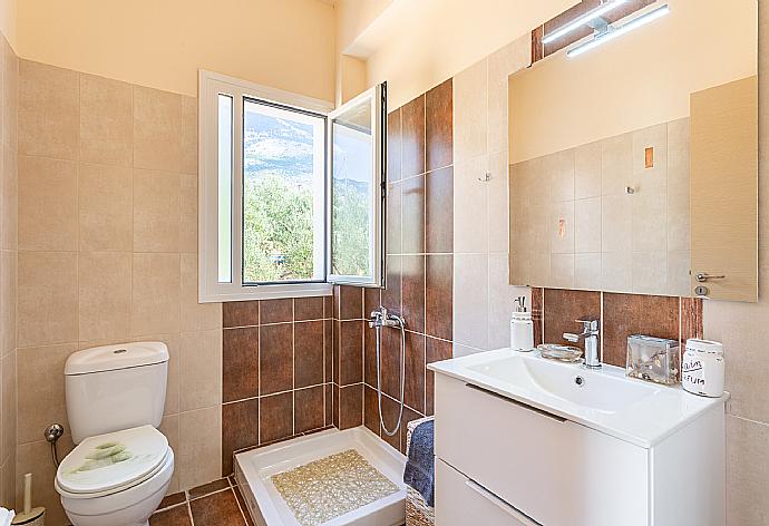 En suite bathroom with shower . - Villa Eri . (Galería de imágenes) }}