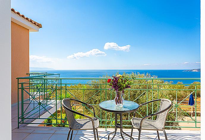 Upper terrace with panoramic sea views . - Villa Eri . (Fotogalerie) }}