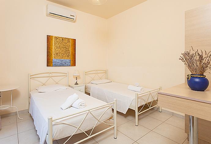 Twin bedroom with A/C . - Villa Eri . (Galería de imágenes) }}