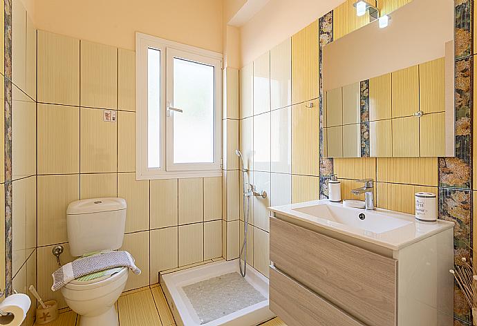 Family bathroom with shower . - Villa Eri . (Galerie de photos) }}