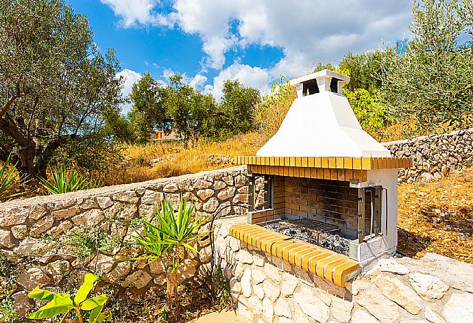 Terrace area with BBQ . - Villa Eri . (Galería de imágenes) }}