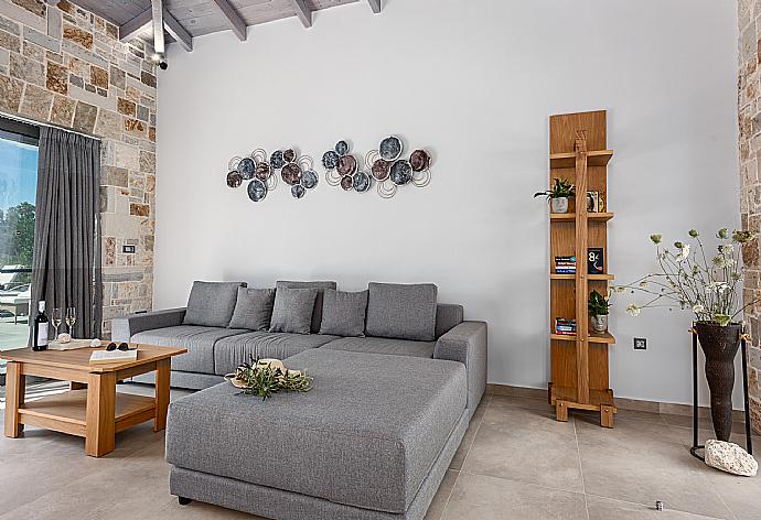 Open-plan living room with sofas, dining area, kitchen, A/C, WiFi internet, satellite TV, and pool terrace access . - Villa Angelos . (Galería de imágenes) }}