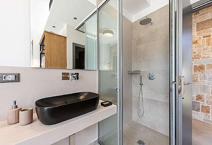 En suite bathroom with shower . - Villa Angelos . (Galería de imágenes) }}