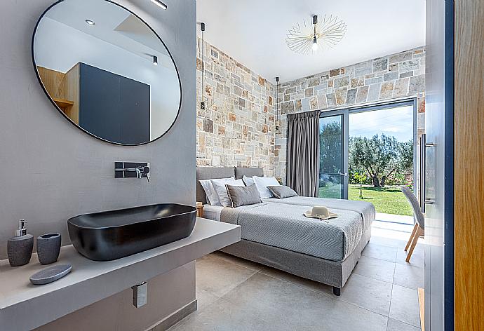 Twin bedroom with en suite bathroom, A/C, and terrace access . - Villa Angelos . (Fotogalerie) }}