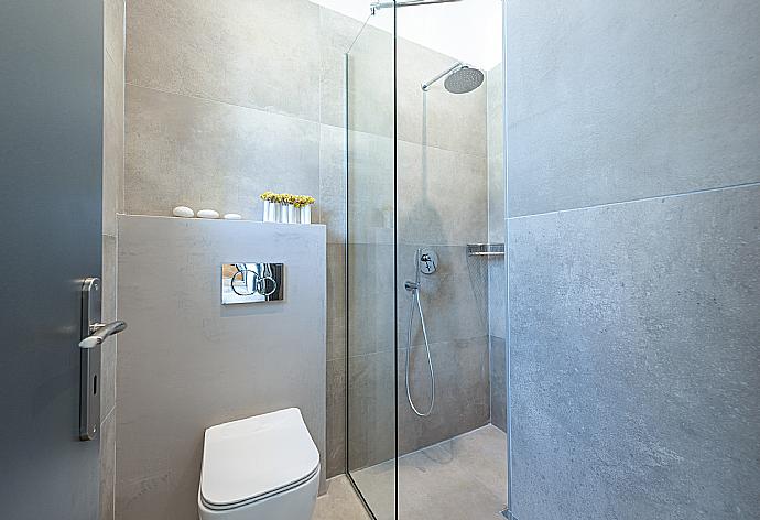 En suite bathroom with shower . - Villa Angelos . (Галерея фотографий) }}