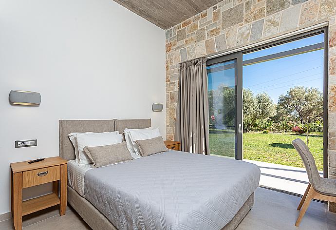 Double bedroom with en suite bathroom, A/C, and terrace access . - Villa Angelos . (Galleria fotografica) }}