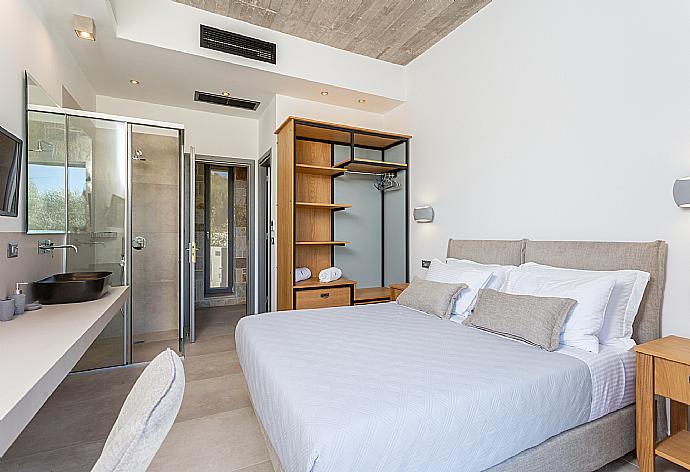 Double bedroom with en suite bathroom, A/C, and terrace access . - Villa Angelos . (Galerie de photos) }}