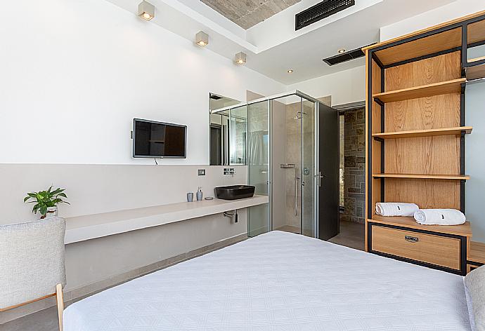 Double bedroom with en suite bathroom, A/C, and terrace access . - Villa Angelos . (Galería de imágenes) }}