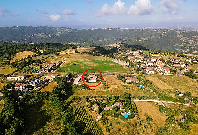 Aerial view showing location of Casale Silvia 2 . - Villa Il Girasole . (Fotogalerie) }}