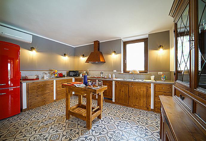 Equipped kitchen . - Villa Il Girasole . (Galería de imágenes) }}