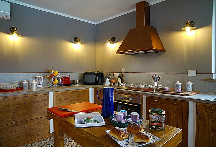 Equipped kitchen . - Villa Il Girasole . (Galería de imágenes) }}