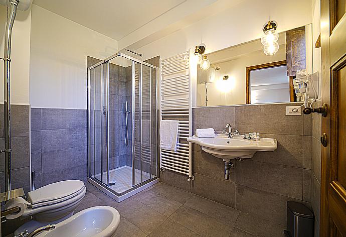 Bathroom with shower . - Villa Il Girasole . (Galerie de photos) }}