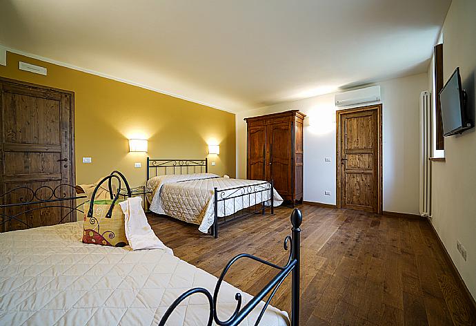 Twin bedroom (one double, one single) with A/C . - Villa Il Girasole . (Photo Gallery) }}