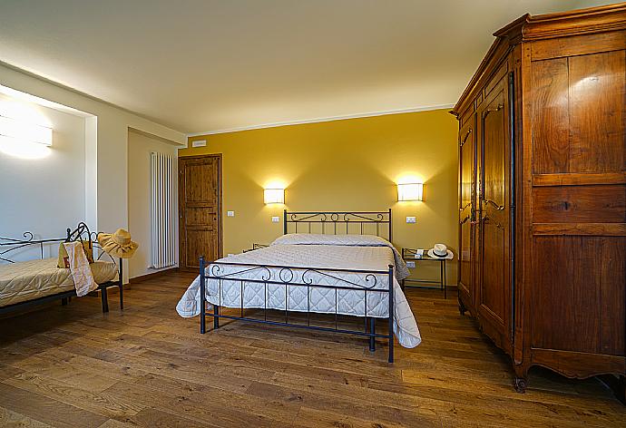 Twin bedroom (one double, one single) with A/C . - Villa Il Girasole . (Photo Gallery) }}