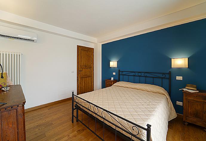 Double bedroom with A/C . - Villa Il Girasole . (Галерея фотографий) }}