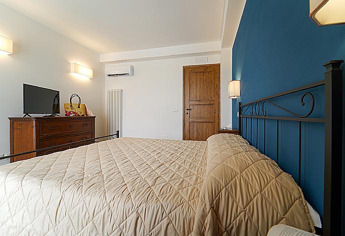 Double bedroom with A/C . - Villa Il Girasole . (Galerie de photos) }}