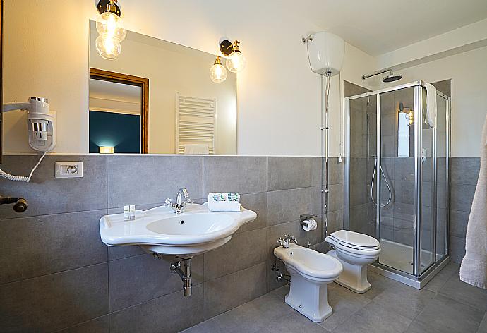 Bathroom with shower . - Villa Il Girasole . (Photo Gallery) }}