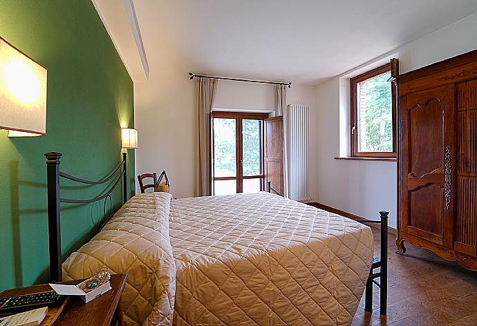 Double bedroom with A/C . - Villa Il Girasole . (Galleria fotografica) }}