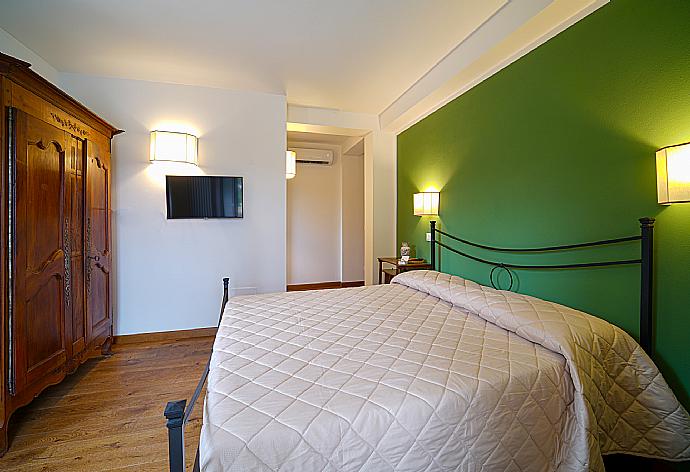 Double bedroom with A/C . - Villa Il Girasole . (Galleria fotografica) }}