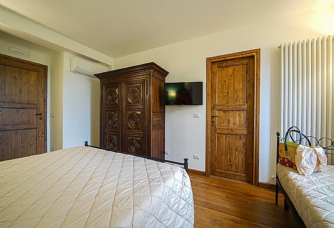 Twin bedroom with A/C . - Villa Il Girasole . (Galería de imágenes) }}