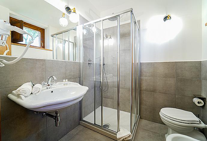 Bathroom with shower . - Villa Il Girasole . (Photo Gallery) }}