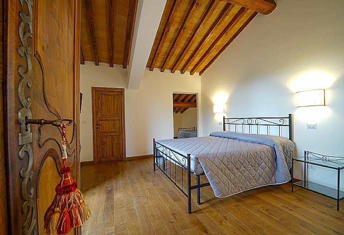 Double bedroom with A/C . - Villa Il Girasole . (Galleria fotografica) }}