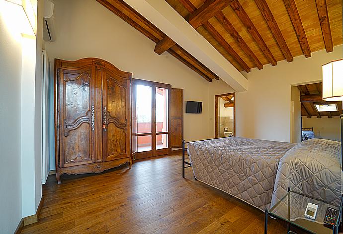 Double bedroom with A/C . - Villa Il Girasole . (Fotogalerie) }}