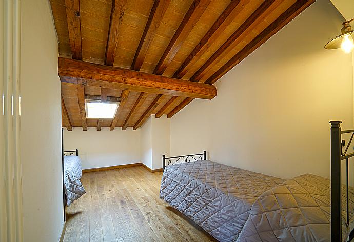 Twin bedroom  . - Villa Il Girasole . (Photo Gallery) }}