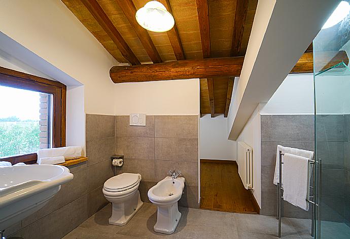 Bathroom with shower . - Villa Il Girasole . (Photo Gallery) }}