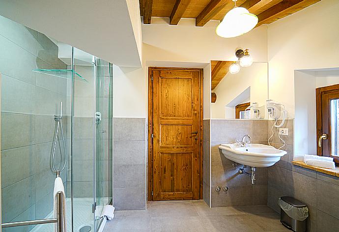 Bathroom with shower . - Villa Il Girasole . (Galerie de photos) }}