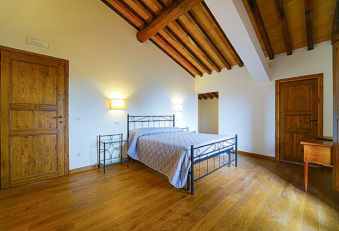 Double bedroom with A/C . - Villa Il Girasole . (Галерея фотографий) }}