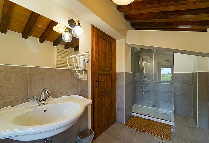 Bathroom with shower . - Villa Il Girasole . (Galería de imágenes) }}