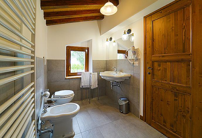 Bathroom with shower . - Villa Il Girasole . (Fotogalerie) }}