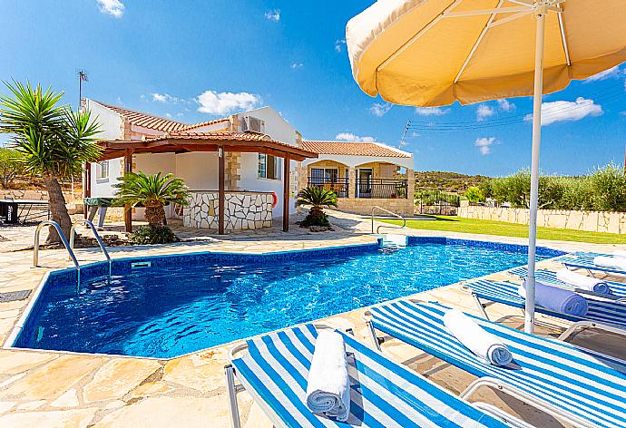 ,Beautiful villa with private pool, terrace, and garden . - Villa Thea . (Galerie de photos) }}