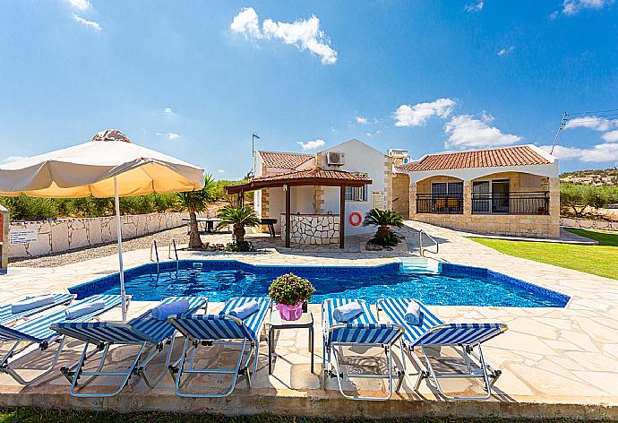 Beautiful villa with private pool, terrace, and garden . - Villa Thea . (Galleria fotografica) }}