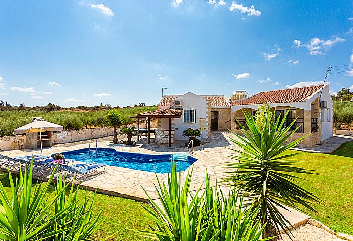 Beautiful villa with private pool, terrace, and garden . - Villa Thea . (Galería de imágenes) }}