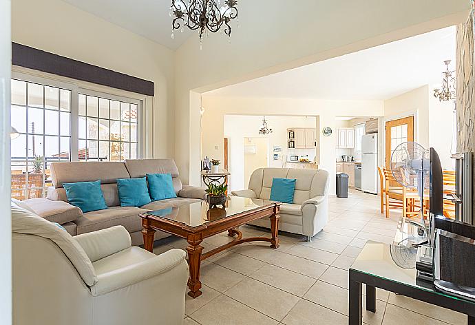 Open-plan living room with sofas, dining area, kitchen, WiFi internet, and satellite TV . - Villa Thea . (Galería de imágenes) }}