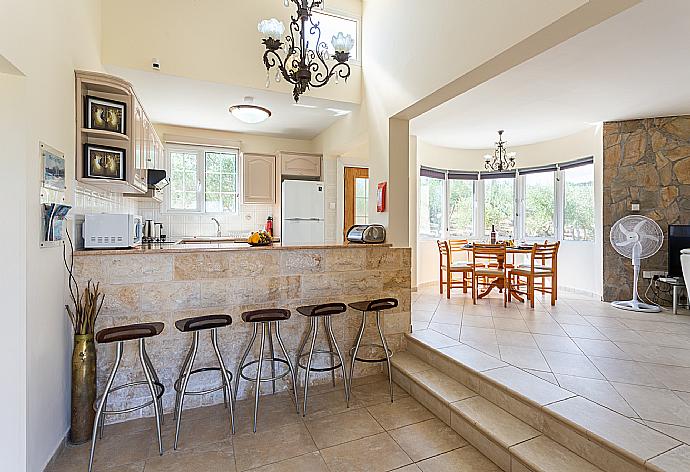 Open-plan living room with sofas, dining area, kitchen, WiFi internet, and satellite TV . - Villa Thea . (Fotogalerie) }}