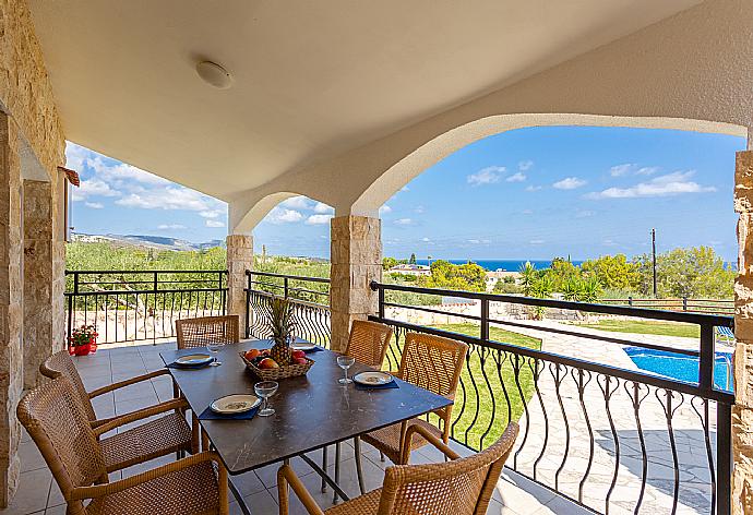 Sheltered terrace area with sea views . - Villa Thea . (Fotogalerie) }}