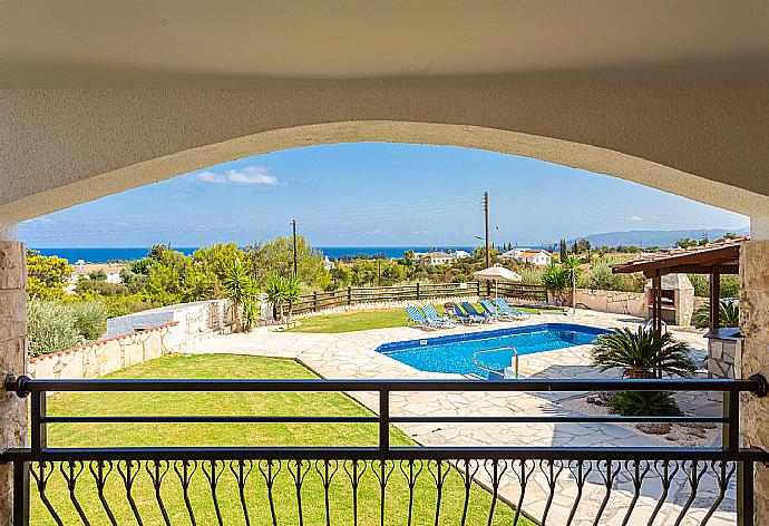 Sheltered terrace area with sea views . - Villa Thea . (Galerie de photos) }}