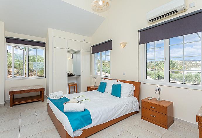 Double bedroom with en suite bathroom and A/C . - Villa Thea . (Galerie de photos) }}