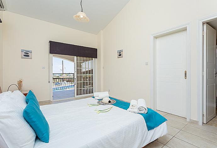 Double bedroom with en suite bathroom and A/C . - Villa Thea . (Photo Gallery) }}