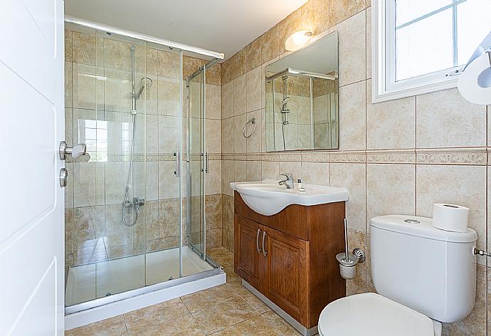 En suite bathroom with shower . - Villa Thea . (Fotogalerie) }}