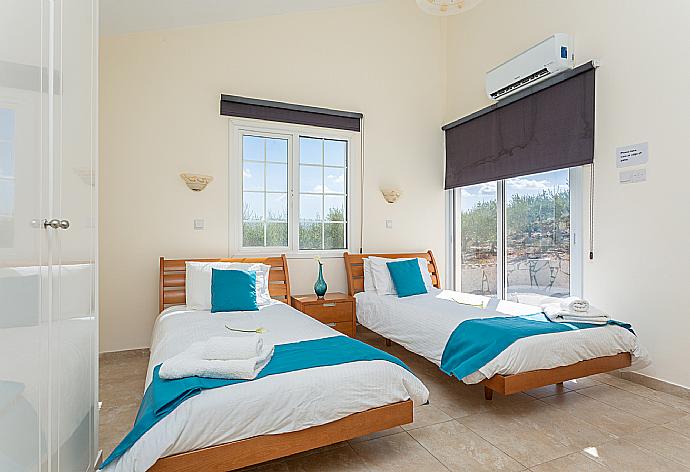 Twin bedroom with A/C . - Villa Thea . (Galería de imágenes) }}