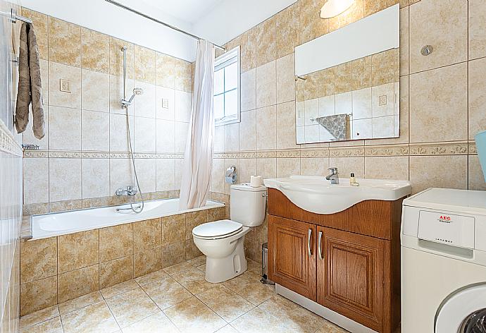 Family bathroom with bath and shower . - Villa Thea . (Photo Gallery) }}